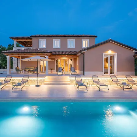 Beeindruckende Mit Panoramablick, Privatpool, Tischtennis, Tischfussball, Spielplatz, Babybett
